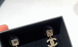 Сережки золотисті з лого в іменній упаковці фото 1