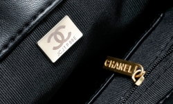 Сумка Chanel на застібці з металевим лого фото 4