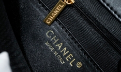 Сумка Chanel на застібці з металевим лого фото 5