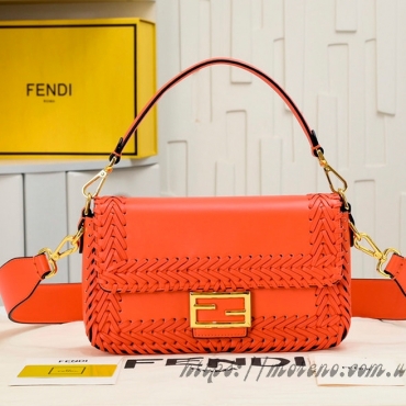 Яскрава сумка Fendi в кольорах