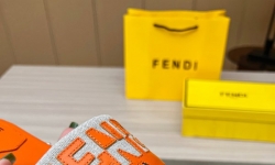 Шльопки Fendi нова коллекція фото 1