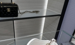 Міні-сумочка Chanel біла з ручками з ланцюжком фото 4